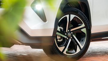 Thân xe Toyota Yaris Cross 2024 cũng tạo ra một vẻ hầm hố hơn với bộ la-zăng 18 inch.