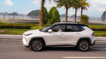 Vô lăng trên Toyota Yaris Cross 2024 sử dụng hệ thống trợ lực điện, cung cấp sự điều khiển ổn định ở nhiều dải tốc độ khác nhau