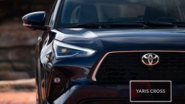 Nắp capo của Toyota Yaris Cross 2024 được thiết kế dập nổi, tạo ra vẻ cá tính và hình dạng vuốt ngang rõ ràng hơn, làm tăng sự ấn tượng của phần đầu xe.