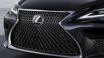 Các chi tiết bên trong lưới tản nhiệt của Lexus LS 2023 đã được thay đổi sang màu tối