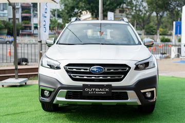 Mạng lưới tản nhiệt của Outback 2023 đã được mở rộng với hai thanh nan mạ chrome chạy ngang biểu tượng của Subaru, nhấn mạnh sự rộng lớn của tổng thể xe.