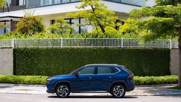 Thân xe của Toyota Yaris Cross 2024 có thiết kế đậm tính, ít chi tiết góc cạnh hơn.