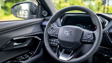 Vô lăng của Toyota Yaris Cross 2024 được bọc da, mang lại cảm giác cầm nắm tốt và êm ái