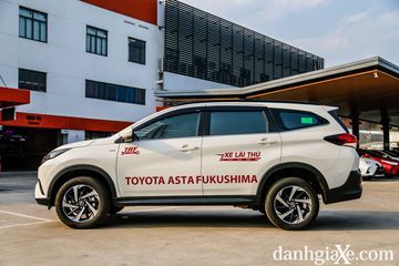 Phần thân xe Toyota Rush 2021 tiếp tục mang đậm phong cách mạnh mẽ với các hốc bánh thiết kế rộng rãi.