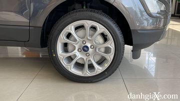 Trên phiên bản cao cấp, bộ lốp đã được thay đổi sang loại Bridgestone dày và bền hơn