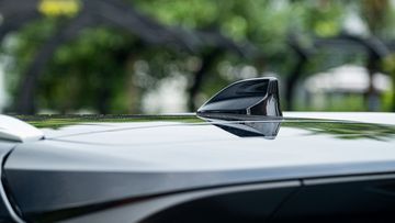 Toyota Yaris Cross 2024 cũng được trang bị cánh lướt gió trên đỉnh, phối hợp với ăng ten dạng vây cá gọn gàng.