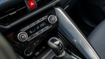Toyota Yaris Cross 2024 cũng được trang bị hệ thống điều hòa tự động, tuy nhiên chưa tích hợp tính năng làm mát nhanh