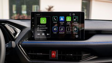 Trang bị giải trí tiêu chuẩn của Toyota Yaris Cross 2024 bao gồm màn hình cảm ứng 10 inch khá lớn
