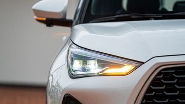Đèn pha của Toyota Yaris Cross 2024 được thiết kế góc cạnh và vuốt mỏng hiện đại.