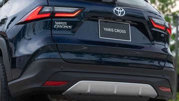 Toyota Yaris Cross 2024 cũng có thiết kế ống xả ẩn dưới cản sau khá gọn gàng và tinh tế.