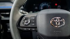 Ở phía bên trái của vô lăng Toyota Yaris Cross 2024 có nút điều khiển âm thanh và chức năng đàm thoại rảnh tay