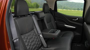 Tất cả các phiên bản đều được trang bị bệ tì tay và cửa gió điều hòa hàng ghế sau