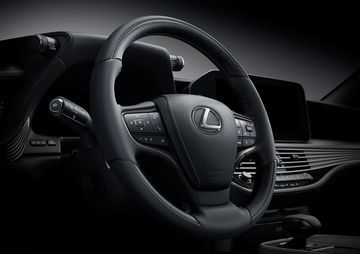 Vô lăng của Lexus LS 2023 vẫn áp dụng thiết kế 3 chấu thể thao với các vật liệu cao cấp.