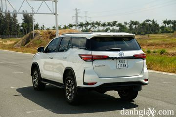 Fortuner có 5 phiên bản lắp ráp trong nước và 2 phiên bản máy xăng được nhập khẩu.