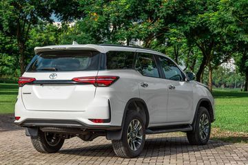 Toyota Fortutner có cụm đèn hậu mảnh mai