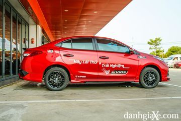 Thân xe Toyota Vios GR-S vẫn giữ nguyên các đường gân dập nổi, nhưng trở nên thể thao hơn với các chi tiết được sơn đen.