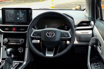 Đáng chú ý trên Toyota Veloz và Toyota Avanza là bảng điều khiển đối xứng và màn hình trung tâm nổi bật.