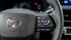 Ở phía bên phải của vô lăng Toyota Yaris Cross 2024 có các phím hỗ trợ cho việc vận hành