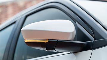 Gương chiếu hậu trên Toyota Yaris Cross 2024 vẫn được đặt ngay chân trụ A, tạo ra điểm mù khá lớn ở hai bên thân xe.
