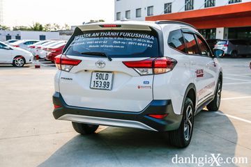 Cản sau của Toyota Rush cũng được ốp nhựa đen và ốp bảo vệ sơn bạc, tạo điểm nhấn cho phần đuôi của xe.