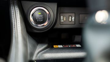Toyota Yaris Cross 2024 cũng có nút bấm khởi động Start/stop engine trên cả hai phiên bản