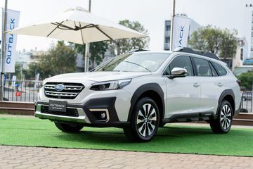 Xét về mặt hình dáng từ bên xe, sự thay đổi lớn và duy nhất trên Outback 2023 là thiết kế của bộ mâm. Mâm vẫn giữ nguyên đường kính 18 inch nhưng lại được thiết kế với 5 chấu kép và chấu lớn dạng phay.