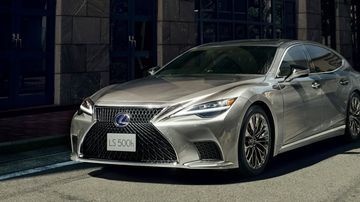 Phần đầu xe của Lexus LS 2023 vẫn gây ấn tượng với cụm lưới tản nhiệt hình con suốt đặc trưng