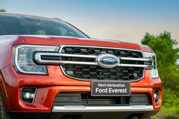 Phần đầu của Ford Everest 2022 nổi bật với mặt ca-lăng dạng tổ ong được viền mạ chrome, tạo nên vẻ sang trọng và mạnh mẽ.