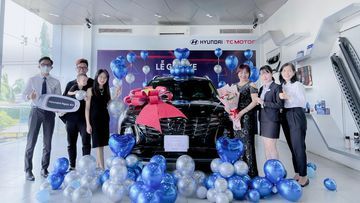 Giao xe cho khách hàng tại showroom