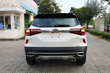 Đuôi xe của KIA Seltos 2022 được thiết kế đối xứng và bề thế