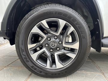 Phiên bản Toyota Fortuner 2.8 4x4 AT Legender sử dụng bộ mâm 18 inch đa chấu bằng hợp kim với thiết kế mới