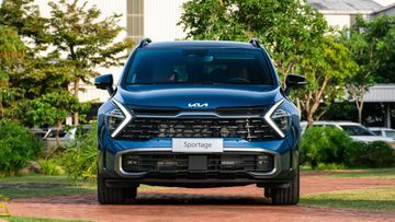 Tại phần đầu xe của Kia Sportage 2023 vẫn là kiểu thiết kế mặt ca lăng truyền thống nhưng được táo bạo cách điệu hơn