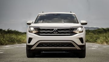 Phần đầu xe của Volkswagen Teramont 2023 nổi bật với lưới tản nhiệt mạnh mẽ, mở rộng sang hai bên kết hợp với đèn pha.