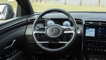 Hyundai Tucson 2024 được trang bị cụm vô lăng 4 chấu thể thao bọc da, viền chrome sang trọng