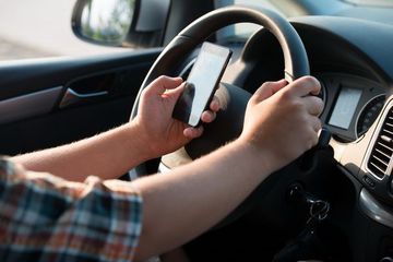 Việc sử dụng điện thoại di động là một trong những vi phạm giao thông bị nâng mức phạt trong năm 2022