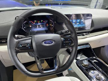 Xe được trang bị vô lăng 3 chấu kiểu D-cut tích hợp các phím điều khiển chức năng tiện lợi