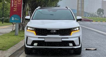 Đầu xe Kia Sorento gây ấn tượng với lưới tản nhiệt Tiger Nose được chia thành 3 tầng, có cấu trúc vân sóng nổi 3D mạnh mẽ.