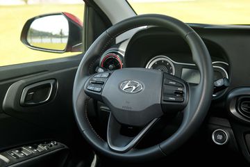 Vô-lăng của Hyundai i10 2022 có nhiều nút chức năng hơn.