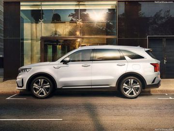 Thân xe của KIA Sorento 2022 mang vẻ cứng cáp và nam tính