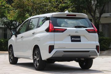 Phần đuôi của xe Mitsubishi Xpander AT Premium 2023 không kém phần hiện đại, nam tính với các đường nét sắc sảo, gọn gàng