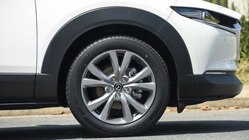 Mazda CX-30 2024 mang bộ mâm đúc hợp kim 5 chấu kép kích thước 18 inch