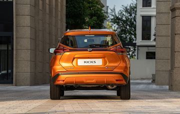 Ở phần đuôi của Nissan Kicks 2023, không có sự khác biệt giữa các phiên bản với các tính năng như đèn báo phanh ở trên, đèn hậu LED hình boomerang kéo dài có logo của hãng ở giữa.