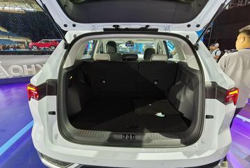 Khoang hành lý trên SUV này đáp ứng hoàn hảo nhu cầu vận chuyển đồ đạc trong các chuyến du lịch xa của gia đình.