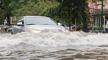 Nếu xe của bạn đang bị ngập trong nước, không nên thử khởi động máy