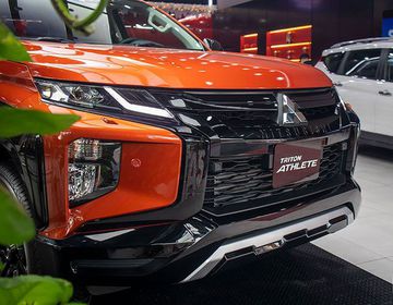 Mitsubishi Triton Athlete 4×4 AT Athlete có thiết kế đầu xe ấn tượng với ốp cản trước thể thao, lưới tản nhiệt và thanh trang trí đen.