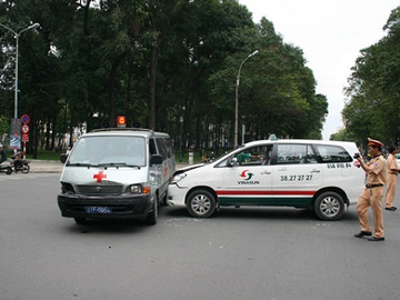 CSGT xử lý hành vi không nhường đường cho xe ưu tiên gây ra tai nạn giao thông