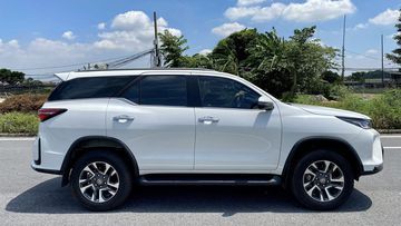 Bề ngoài của Toyota Fortuner Legender 2023 không có nhiều thay đổi đáng kể, vẫn là sự kết hợp giữa những đường gân nổi bật cùng tay nắm cửa mạ chrome bắt mắt