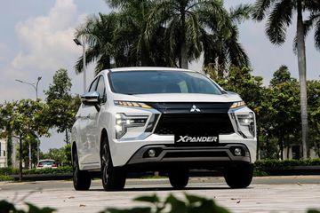 Mặt trước của xe Mitsubishi Xpander AT Premium 2023 thu hút với hai vòng cung mạ chrome đối xứng, tạo hình chữ “X” mạnh mẽ