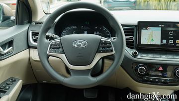 Bánh lái 3 chấu trên Hyundai Accent 2022 mang lại cảm giác cầm chắc chắn, đầm tay.