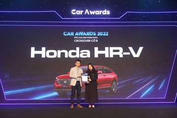 Ông Phạm Đức Huy – Trưởng Ban tổ chức trao giải “Ô tô của năm” hạng mục xe Crossover cỡ B cho đại diện của Công ty Honda Việt Nam – Bà Đỗ Thu Hoàng – Phó TGĐ Thứ Nhất